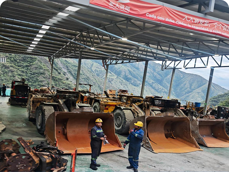 Carregadeiras e caminh&otilde;es de minera&ccedil;&atilde;o subterr&acirc;nea no projeto FAMBITION na Col&ocirc;mbia