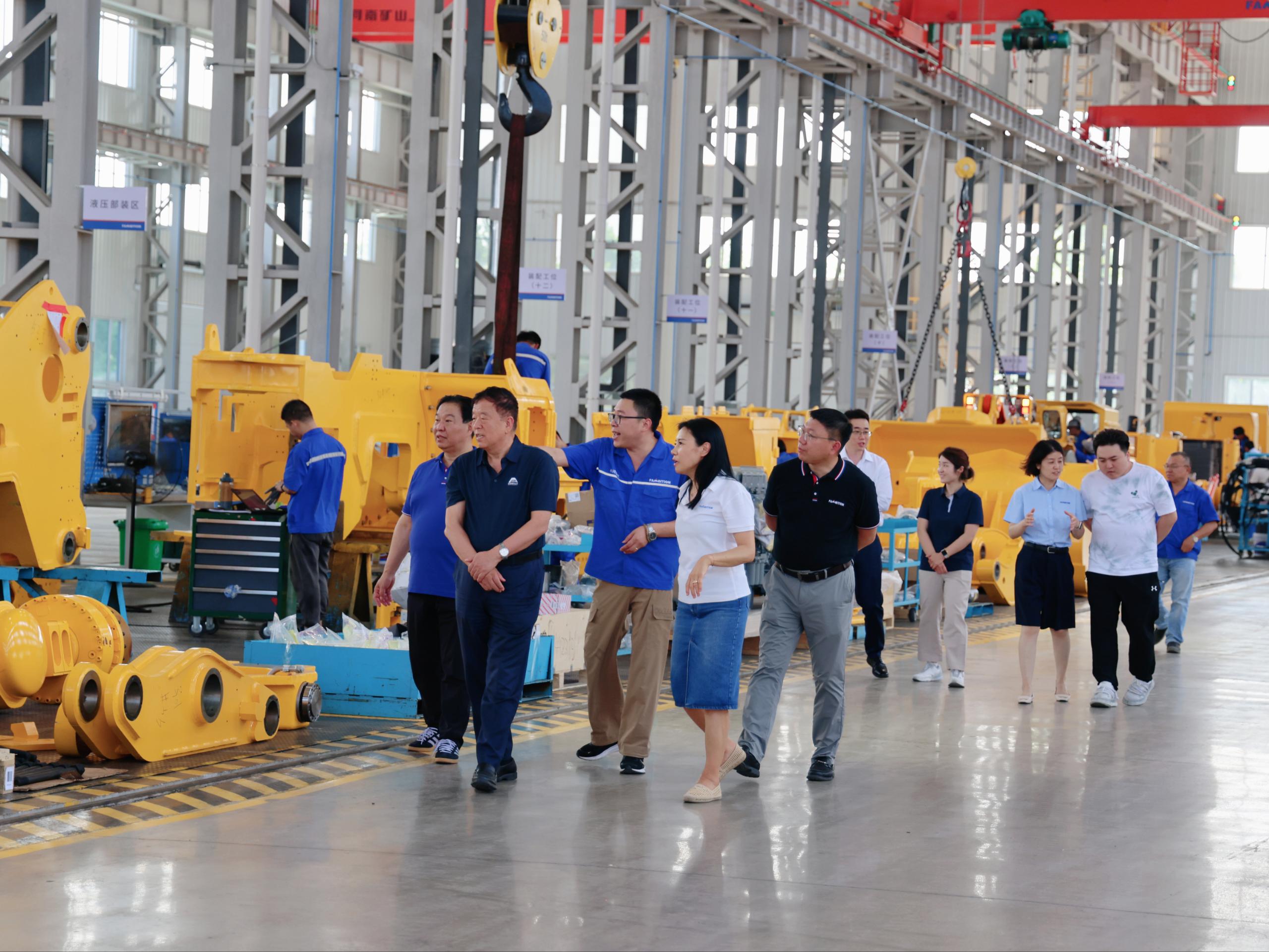 O acadêmico Wang Guofa, da Academia Chinesa de Engenharia, visita a Fambition para apoiar o planejamento estratégico de mineração inteligente